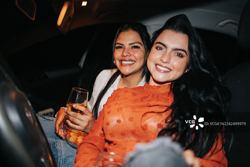 下班后，几位密友在车里愉快地聊天图片素材