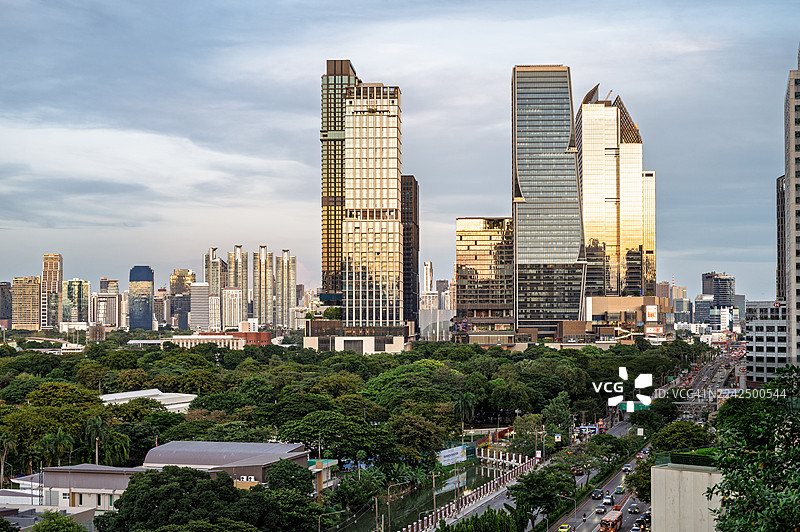 曼谷的摩天大楼和伦披尼公园天际线，在黄金时刻的泰国曼谷图片素材