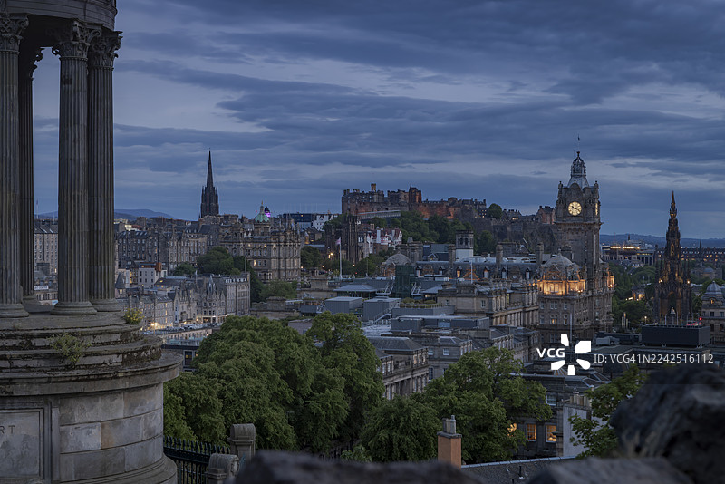 为纪念苏格兰作家和哲学家杜格尔德·斯图尔特（1753-1828）而建的杜格尔德·斯图尔特纪念碑，位于苏格兰首府爱丁堡的卡尔顿山上图片素材