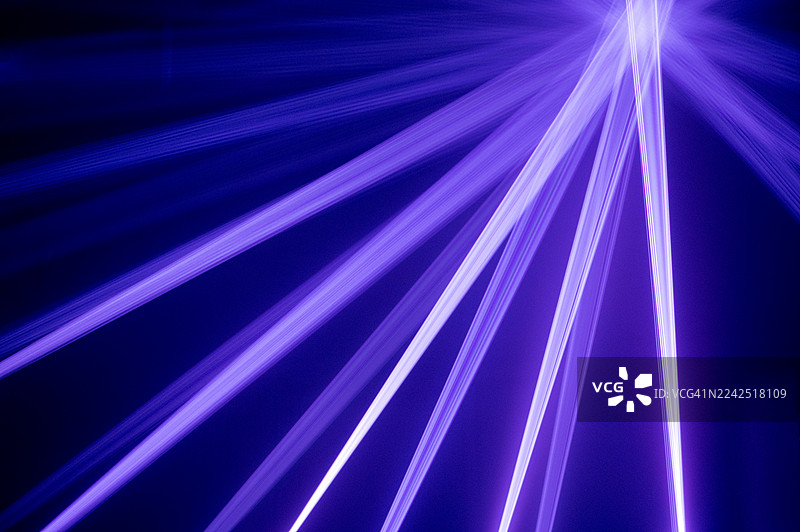 抽象的紫色激光束以图案交叉图片素材