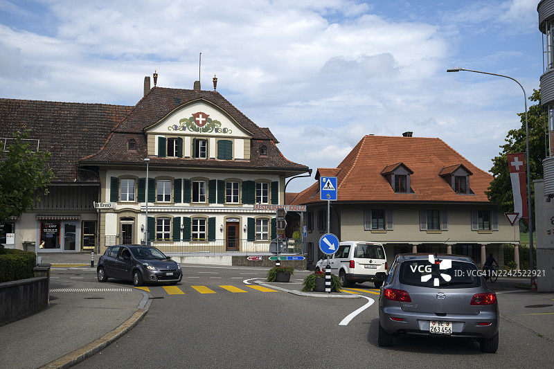 瑞士伯恩州比伦镇老城区的环形交叉路口的交通状况图片素材