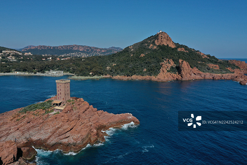 法国瓦尔省圣拉斐尔市埃斯特雷勒山区的奥尔岛、德拉蒙特村、金岛及其萨拉森塔的鸟瞰图图片素材