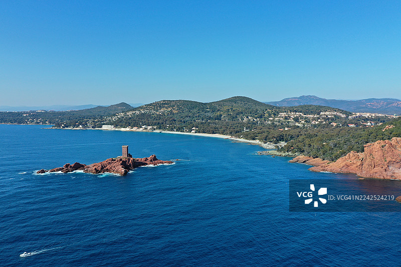 法国瓦尔省圣拉斐尔市埃斯特尔山脉伊勒多尔的航拍图，包括德拉蒙特村、金岛和其萨拉森塔图片素材