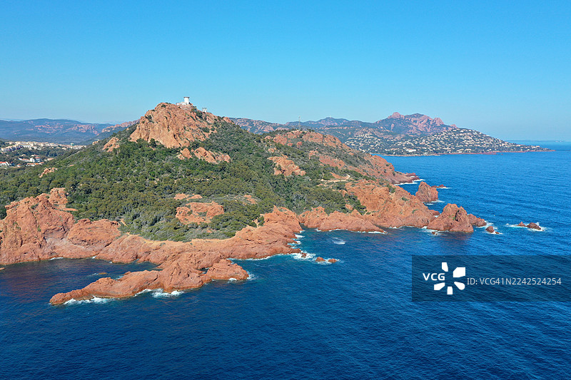 法国瓦尔省圣拉斐尔市埃斯特尔山脉伊勒多尔岛（金色岛）的空中视角，包括德拉蒙村、金色岛及其萨拉森塔图片素材