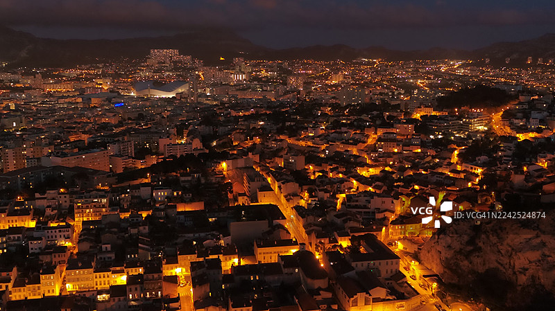 马赛的诺特丹·德·拉·加德圣母院夜景，法国罗讷河口省图片素材