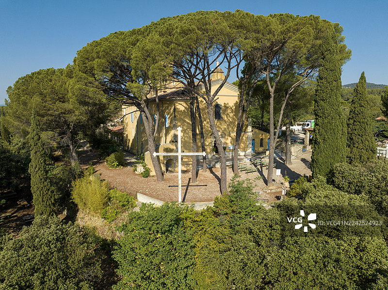 法国普罗旺斯科蒂尼亚克村的圣母格蕾丝教堂图片素材