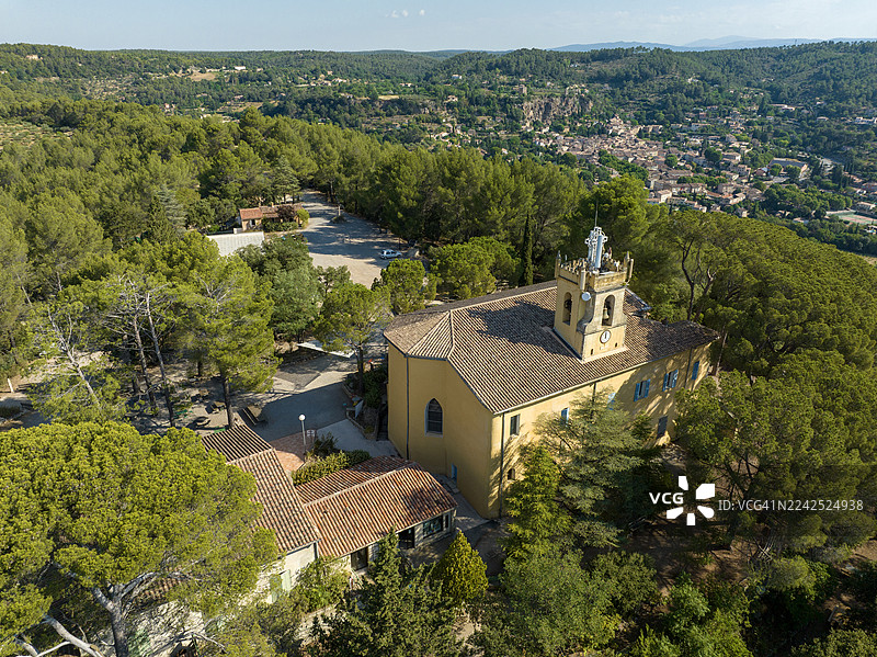 法国普罗旺斯科蒂尼亚克村的圣母格蕾丝教堂图片素材