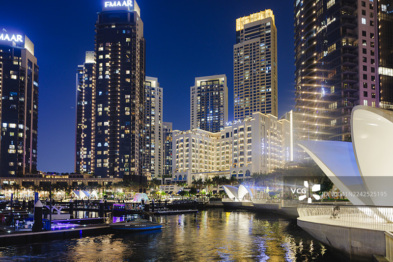 夜幕下的迪拜溪畔港，拥有多个滨海长廊、商店、餐厅和景点。图片素材