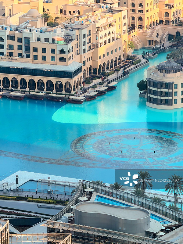 白天，从空中俯瞰迪拜市中心以及迪拜购物中心周围的喷泉图片素材