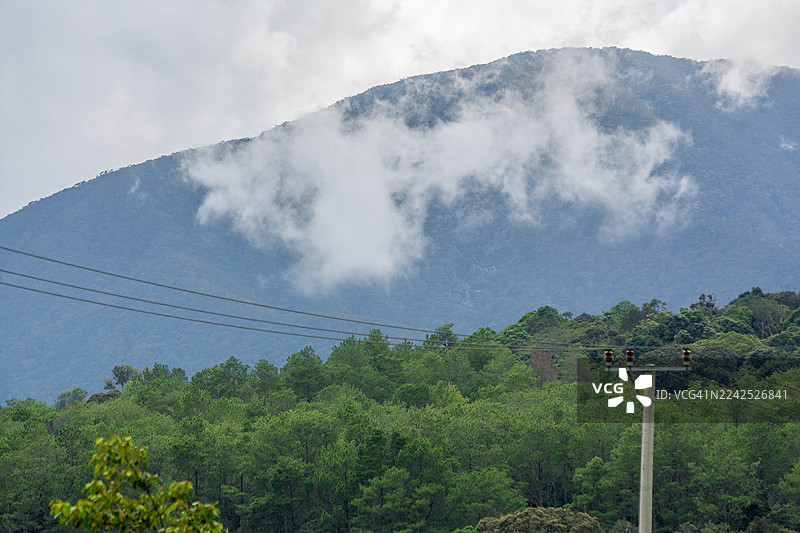 印度尼西亚北苏门答腊省卡罗地区西布阿坦山山顶图片素材
