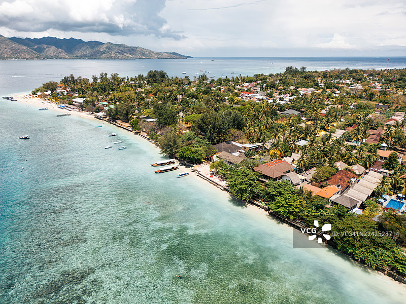吉利艾尔岛的鸟瞰图，海水呈绿松石色图片素材