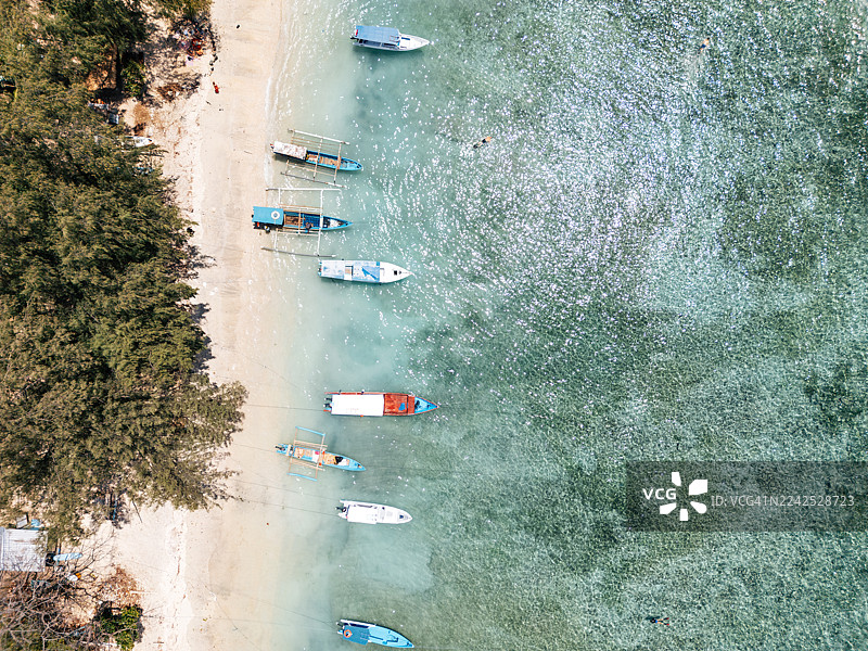 龙目岛北部海滩上的传统渔船图片素材