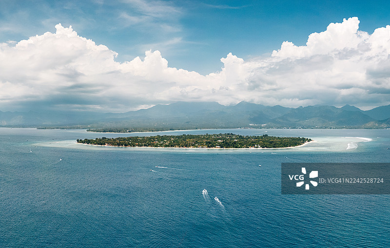 吉利艾尔岛的鸟瞰图，有船只和云彩图片素材