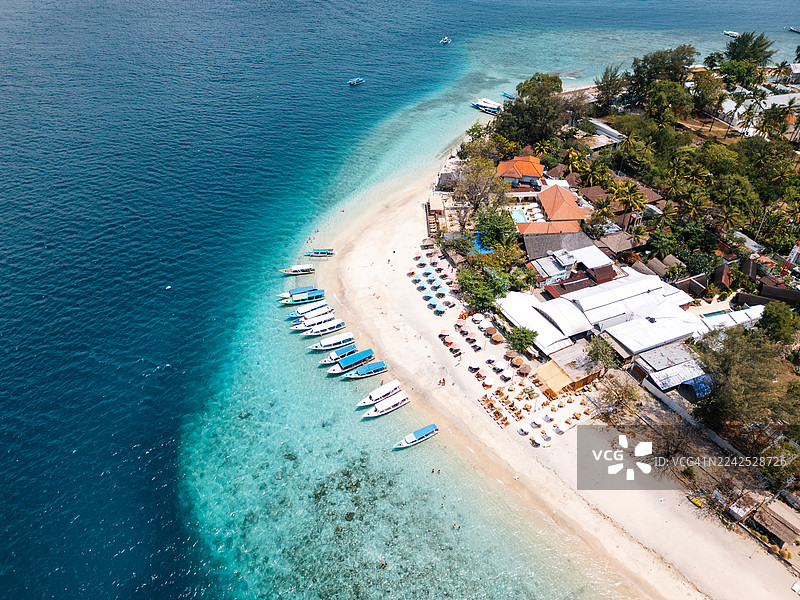 热带吉利艾尔海滩和度假村的鸟瞰图图片素材