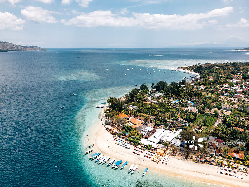 从上方俯瞰吉利艾尔岛海滩，碧绿的海水和热带度假村图片素材