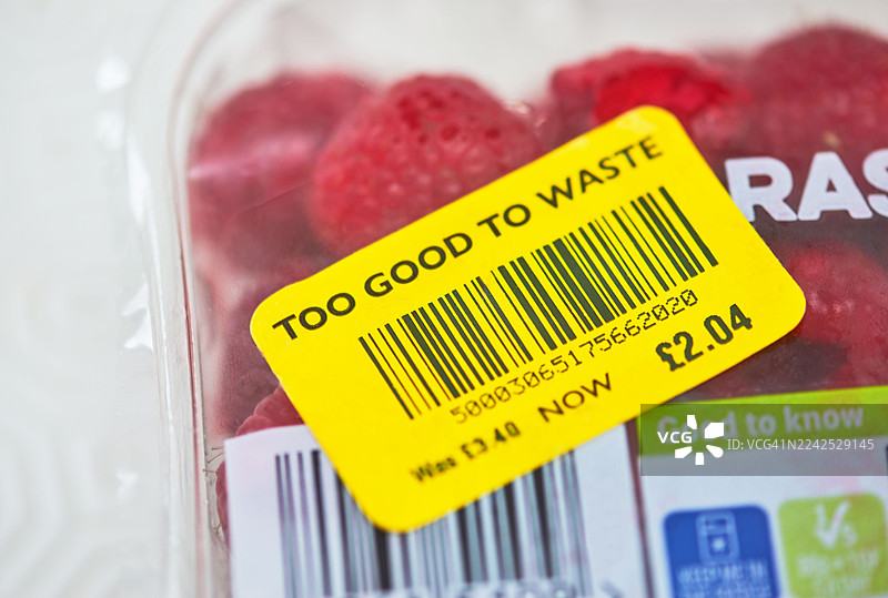 超市购物篮里的省钱购物图片素材