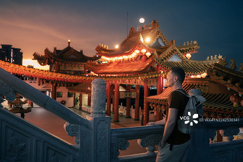 游客在吉隆坡欣赏灯火辉煌的寺庙图片素材