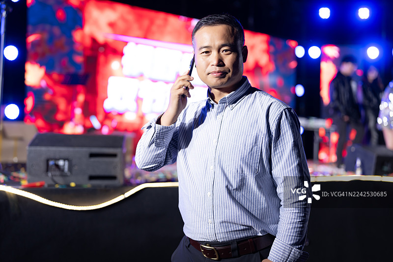 派对上的商务男士图片素材