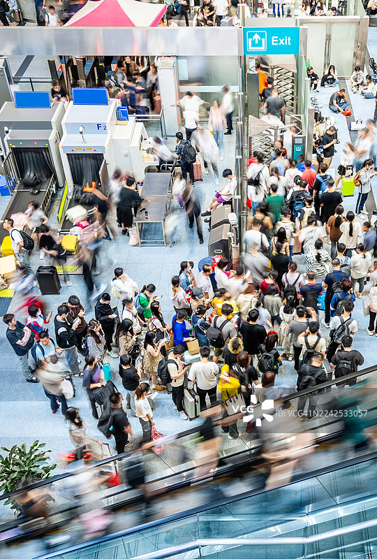 俯视视角，火车站大厅里的人群图片素材