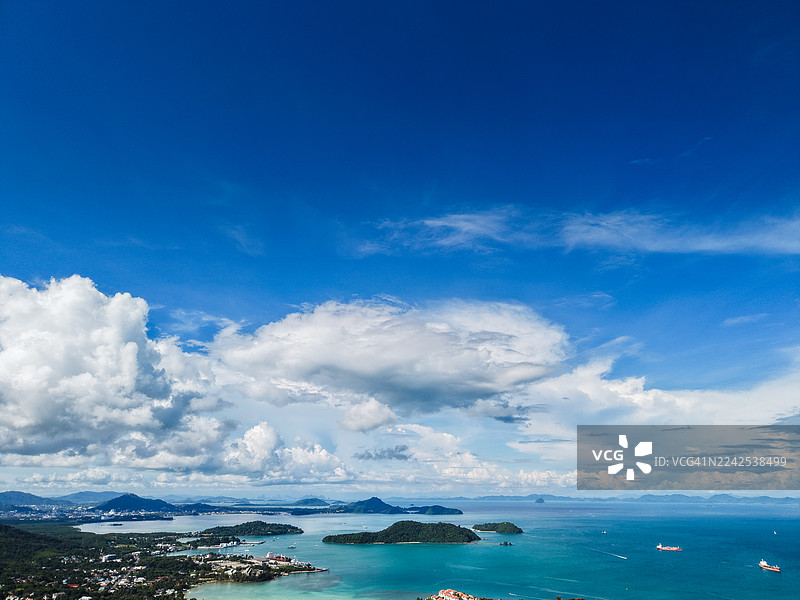 从上方俯瞰，热带海岸线配有，码头和绿松石般的海水图片素材