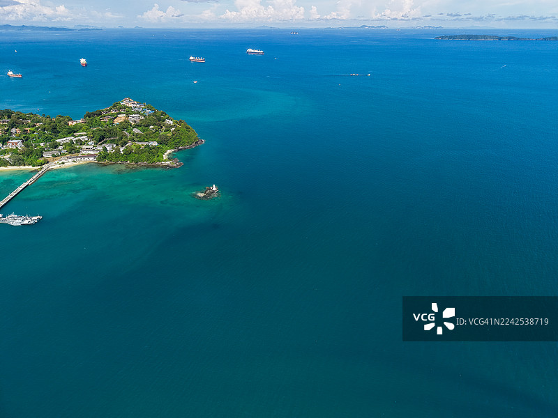 停泊着船只的海岸热带小镇与深邃的蓝色大海图片素材