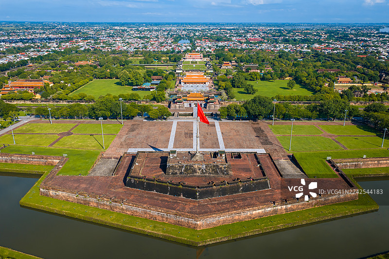 越南顺化皇城鸟瞰图及顺化市全景。阮朝皇室宫殿。图片素材