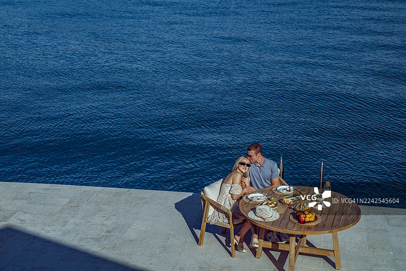 幸福情侣在海边享用早午餐，共度美好时光图片素材