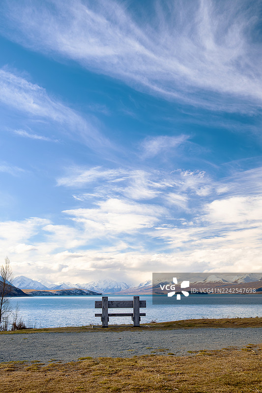 新西兰蒂卡普湖岸边的长椅图片素材