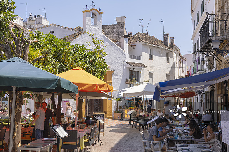 西班牙马尔贝拉橙子广场的餐厅。图片素材