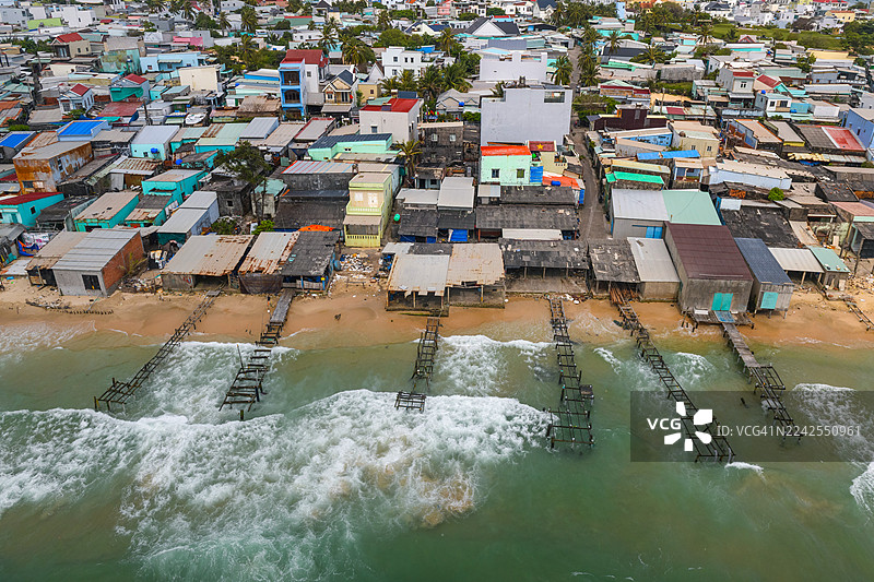 从空中俯瞰越南富国岛渔村的海浪拍打着岸边图片素材