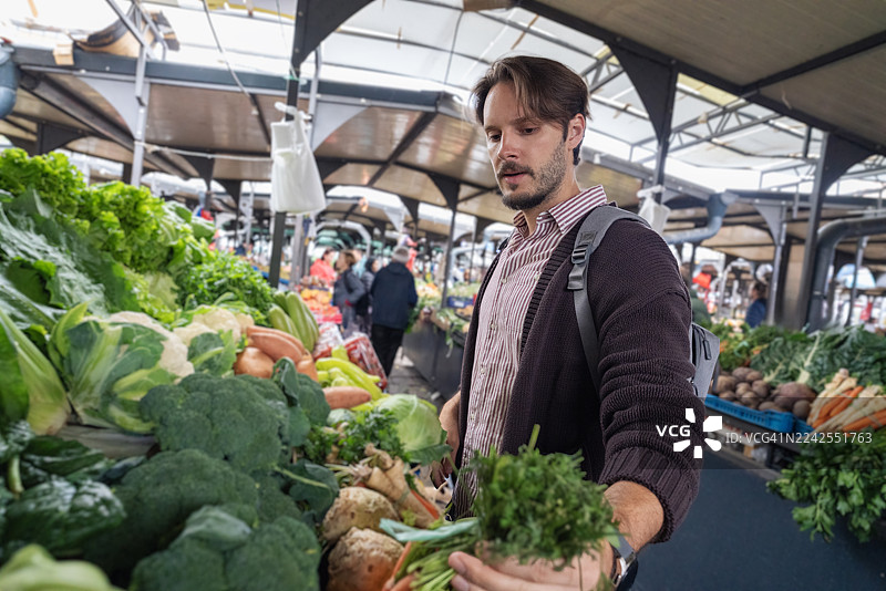 男人在露天市场购买新鲜的杂货图片素材