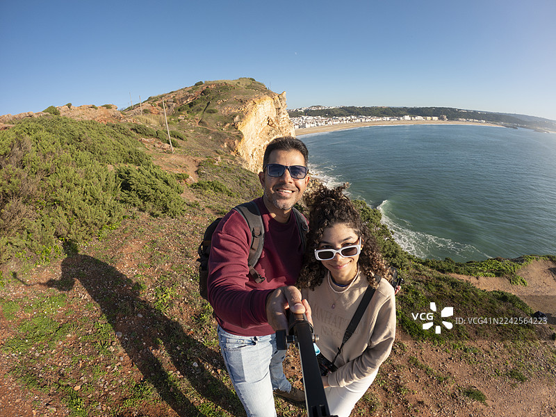 父亲和女儿在观景点自拍图片素材