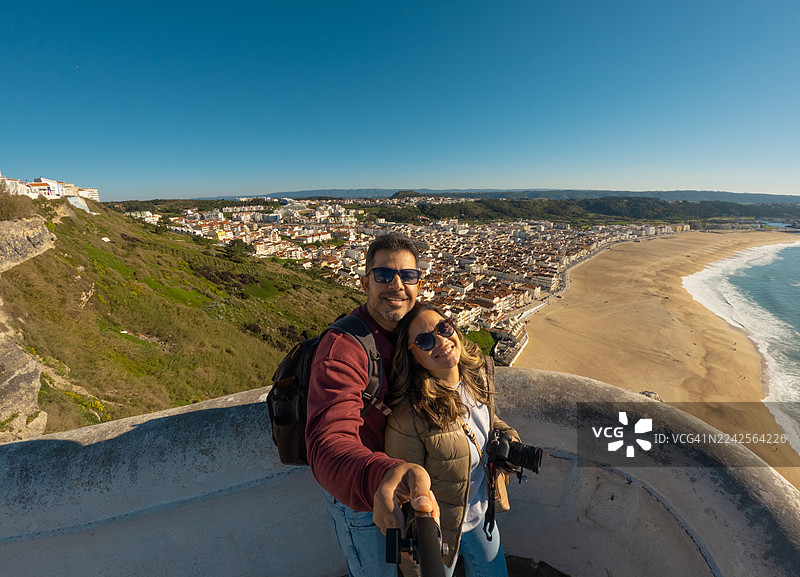情侣在纳扎雷海滩的旅游景点图片素材