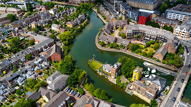 牛津航拍，泰晤士河与周边住宅区，河畔船只与绿色乡村景观，英格兰的旅行、历史遗迹和都市生活概念图片素材