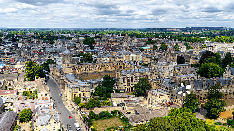 基督教堂学院牛津的鸟瞰图，包括历史悠久的四方庭院和汤姆塔，标志性的大学建筑被城市景观和绿化环绕，适用于旅行设计的文化遗产与教育理念图片素材