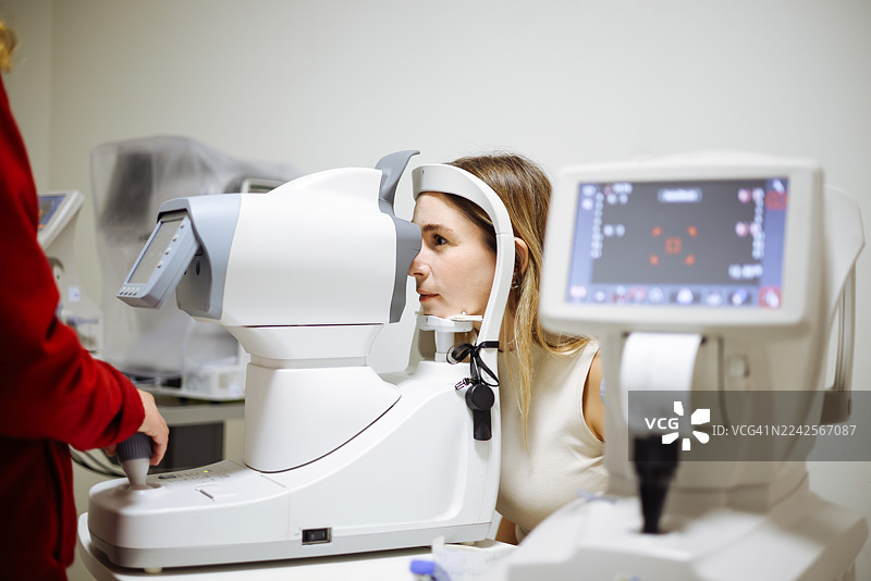 一位美丽的女士正在进行年度视力检查图片素材