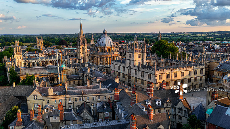 日落时分牛津大学拉德克利夫图书馆及哥特式尖塔的鸟瞰图，历史悠久的英国建筑，包括谢尔登尼安剧院及周边学院，传承与教育理念图片素材