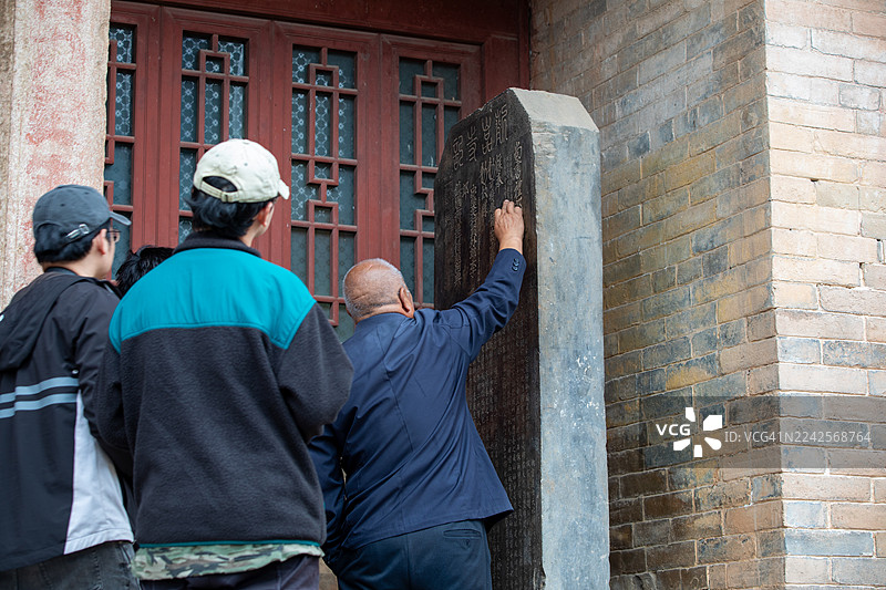 龙岩寺的寺庙看守人图片素材