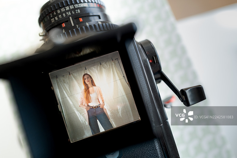 复古相机取景器，显示时装模特在拍摄过程中图片素材