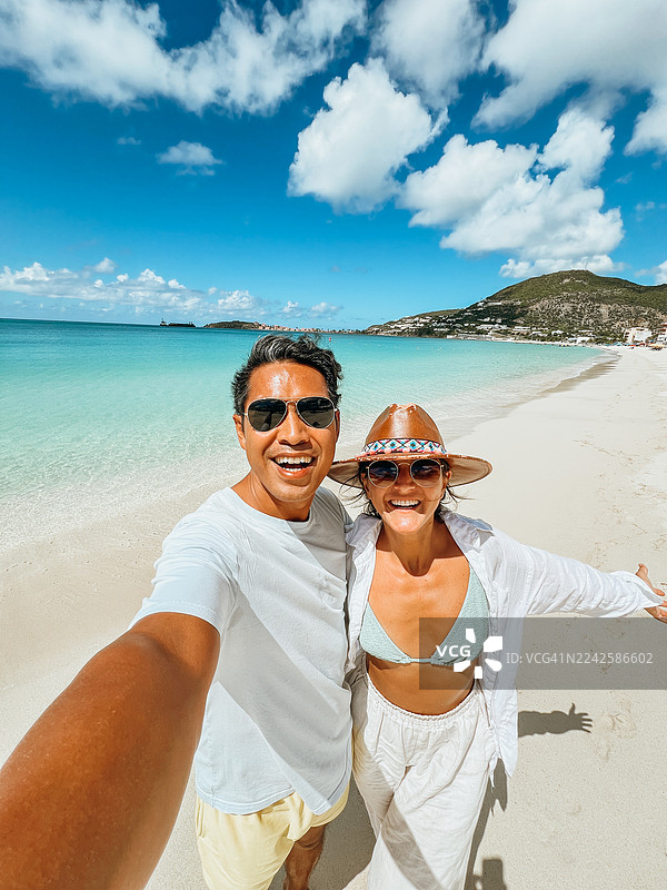 幸福情侣在热带海滩上自拍图片素材