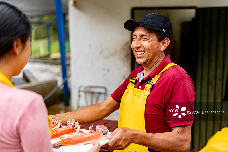 渔场工人在皮耶德昆塔桑坦德准备鳟鱼图片素材