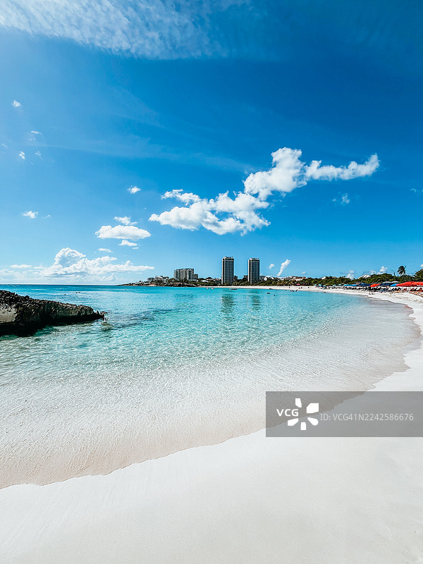 碧海蓝天下的热带海滩图片素材