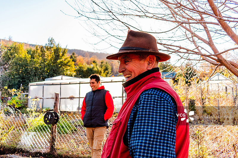 阿根廷圣马丁德洛斯安第斯地区一位面带微笑的年长农民图片素材