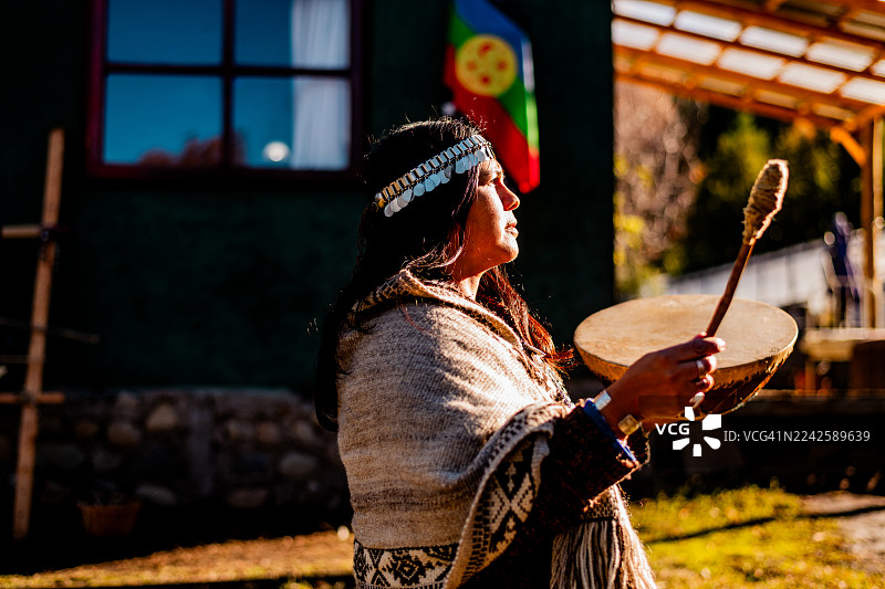 阿根廷圣马丁德洛斯安第斯地区一位成熟的马普切妇女正在演奏民族乐器图片素材