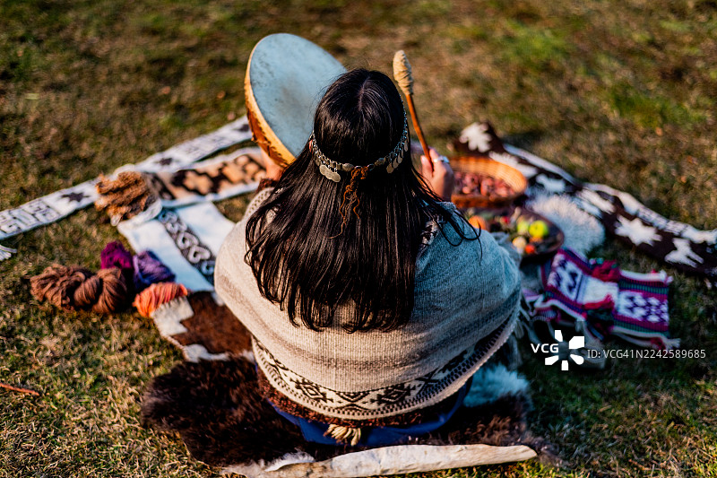 阿根廷圣马丁德洛斯安第斯地区马普切妇女演奏民族乐器图片素材