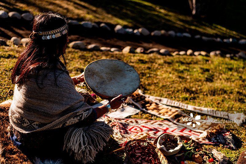 阿根廷圣马丁德洛斯安第斯地区马普切妇女演奏民族乐器图片素材