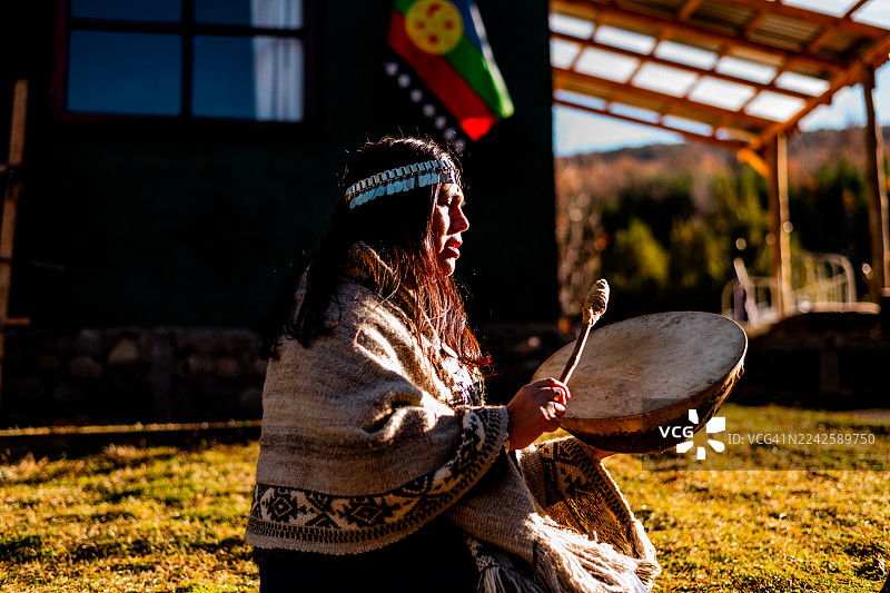 阿根廷圣马丁德洛斯安第斯地区一位成熟的马普切妇女正在演奏民族乐器图片素材