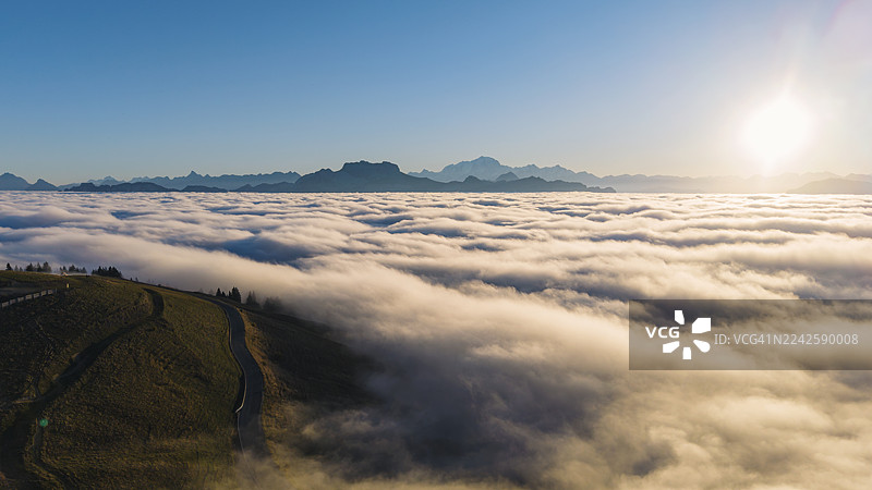 法国阿尔卑斯山高处的逆温层航拍/无人机视角。远处可见拉图尔内特峰和勃朗峰。图片素材