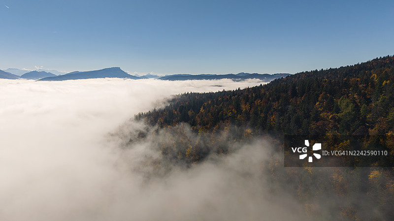 法国阿尔卑斯山上空，越过高处的逆温层，无人机航拍视角图片素材