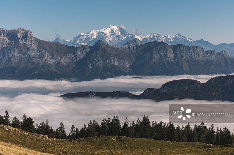 法国阿尔卑斯山地区，勃朗峰和拉图尔纳特山横跨安纳西湖上空的逆温层，呈现出令人惊叹的风景。图片素材